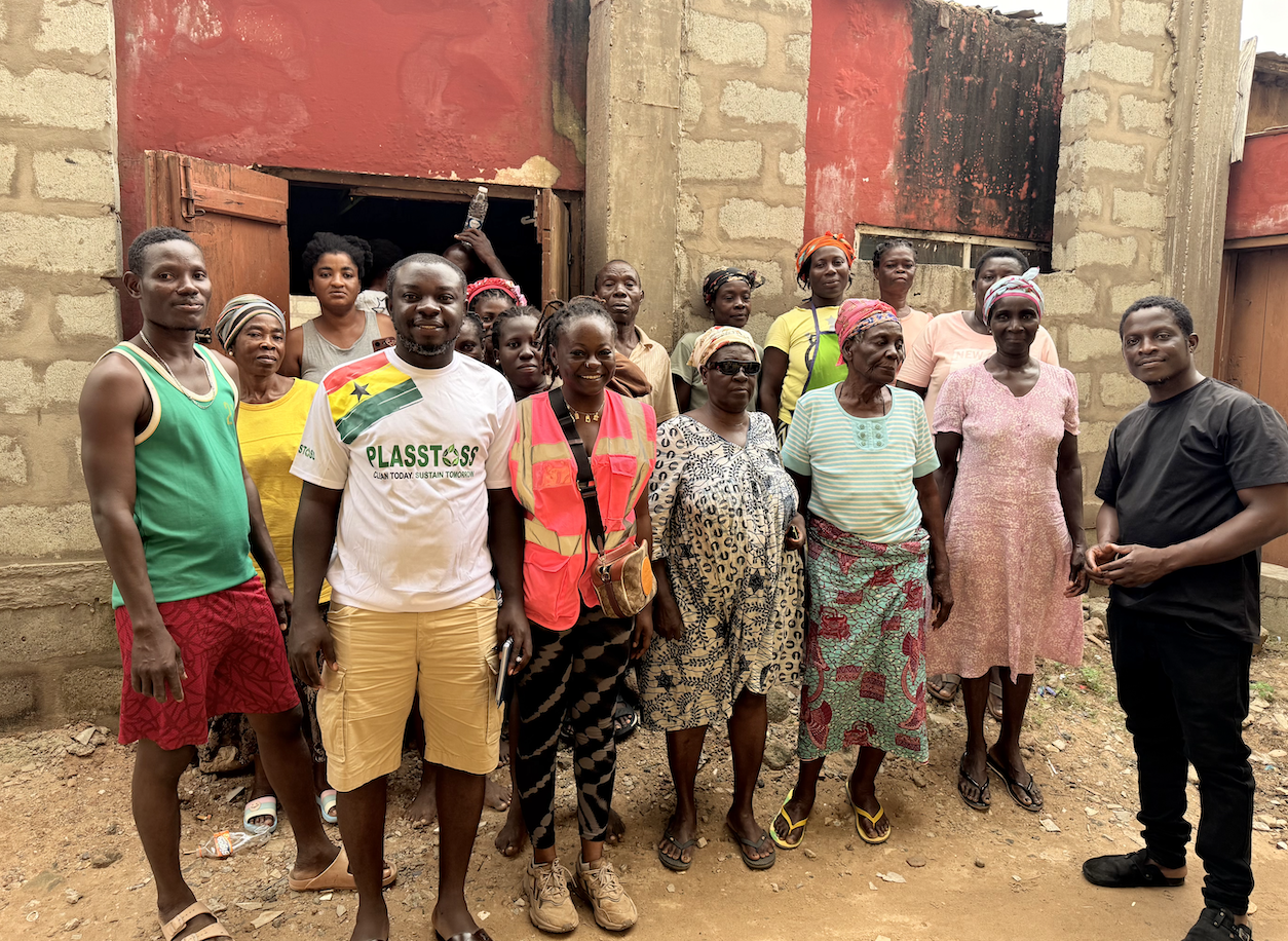 Group photo of the Plastoss collector network in Accra